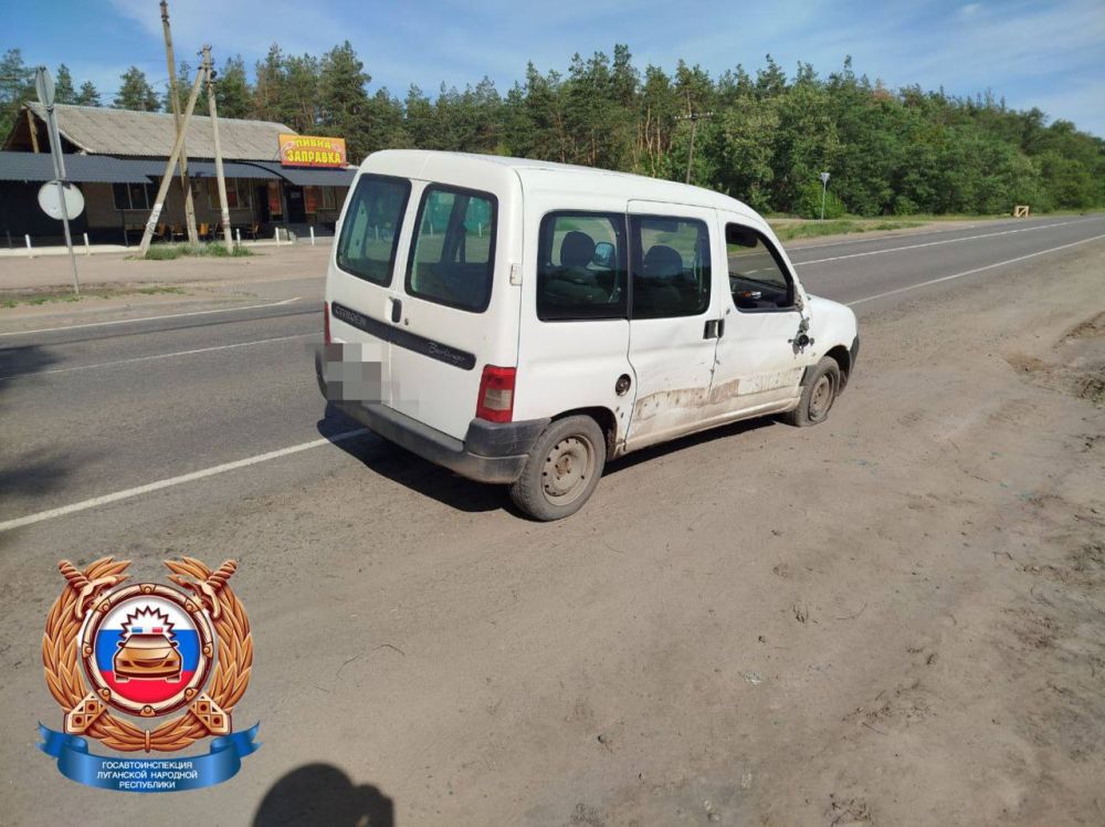 Сотрудники полиции забираются в обстоятельствах ДТП с участием несовершеннолетнего водителя Сотрудники полиции забираются в обстоятельствах ДТП с участием несовершеннолетнего водителя