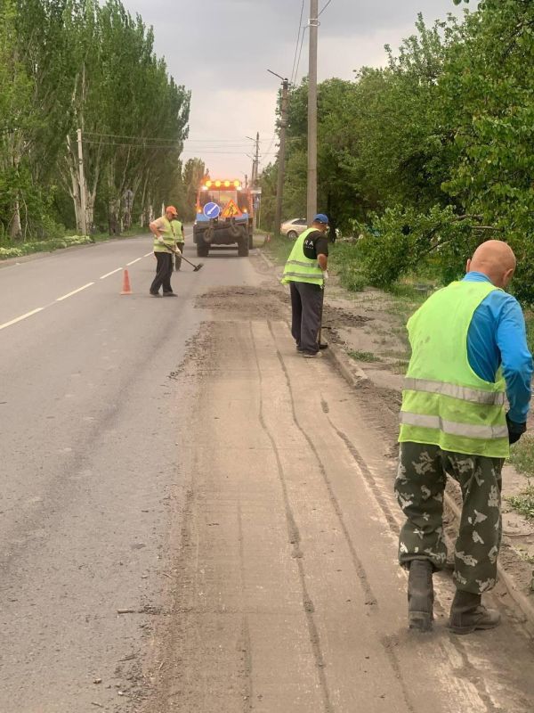 Работники ООО «ПроектСтрой» выполнили работы по очистке проезжей части от смёта на автодороге регионального значения 43К-31 Ровеньки – (Антрацит – Должанский)