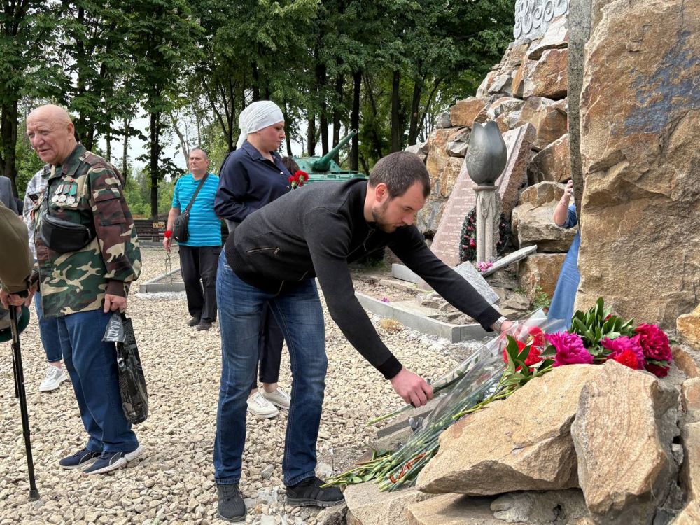 В Красном Луче активисты Единой России возложили цветы к мемориалу, посвященному пограничникам В Красном Луче активисты Единой России возложили цветы к мемориалу, посвященному пограничникам
