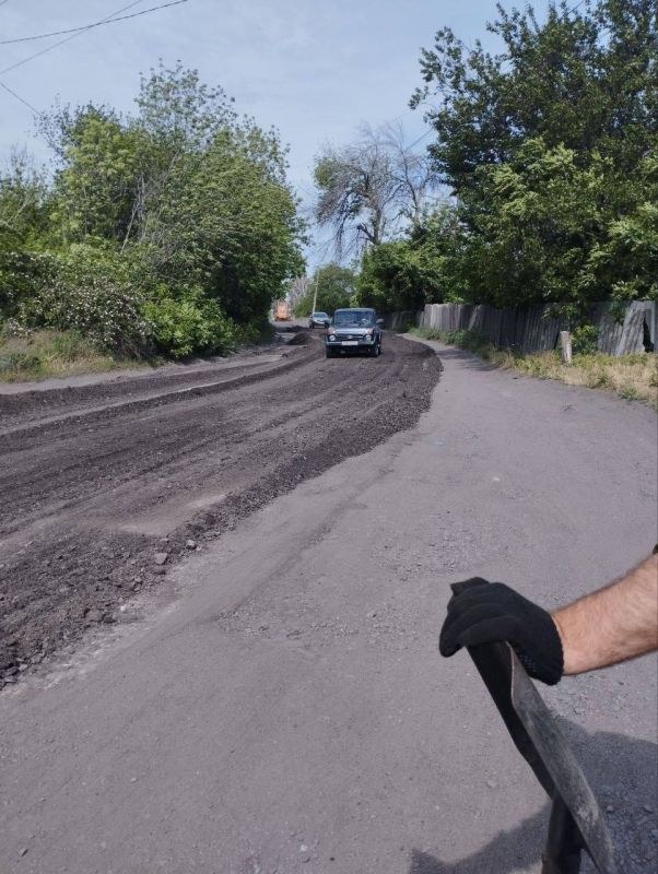 Андрей Рубанцов: Сегодня коммунальщиками велись работы по подсыпке и выравниванию автомобильной дороги на пос.Алмазный