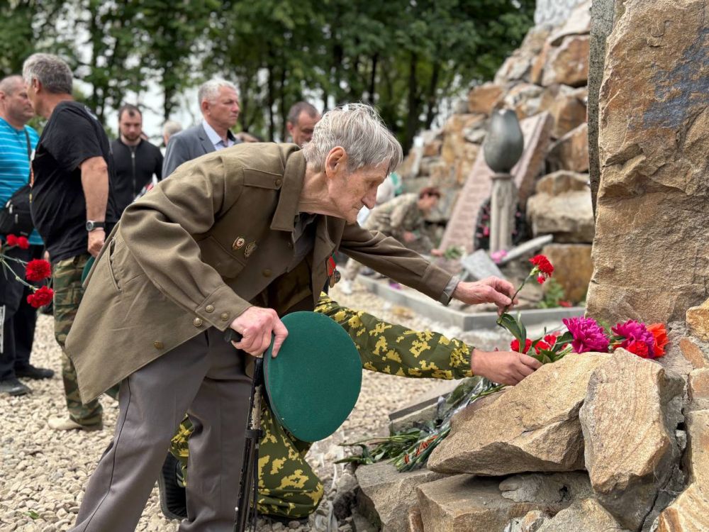 В Красном Луче активисты Единой России возложили цветы к мемориалу, посвященному пограничникам В Красном Луче активисты Единой России возложили цветы к мемориалу, посвященному пограничникам