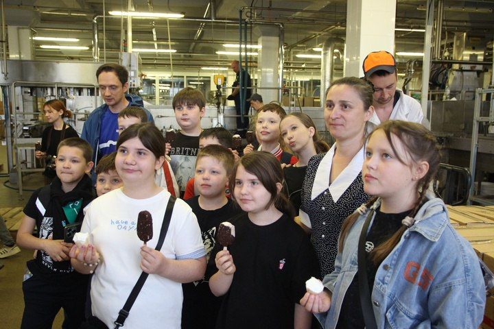 20 тысяч порций холодного лакомства в час и 15 тонн в сутки: В Луганске детям участников СВО показали, как делают мороженое 20 тысяч порций холодного лакомства в час и 15 тонн в сутки: В Луганске детям участников СВО показали, как делают мороженое