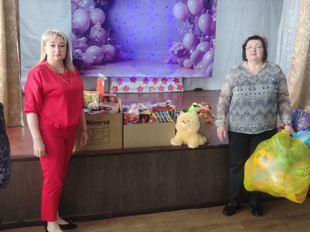 В преддверии Международного дня защиты детей начальник отдела по вопросам опеки, попечительства и патронажа Попова Ирина от имени Главы городского округа город Ровеньки Андрея Викторовича Рубанцова поздравила детей - сирот и... В преддверии Международного дня защиты детей начальник отдела по вопросам опеки, попечительства и патронажа Попова Ирина от имени Главы городского округа город Ровеньки Андрея Викторовича Рубанцова поздравила детей - сирот и...