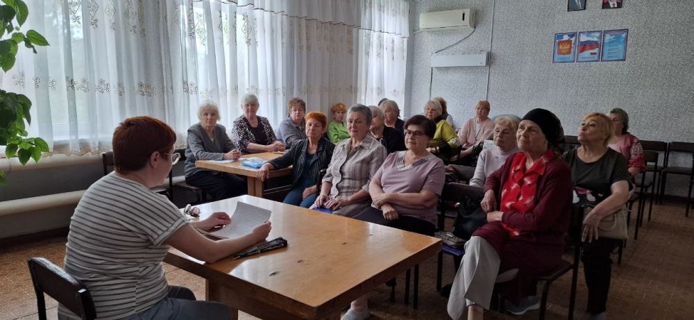 В рамках партийного проекта "Здоровое будущее" в актовом зале Краснолучского комплексного центра социального обслуживания населения состоялась встреча с семейным врачом Анной Москвиной В рамках партийного проекта "Здоровое будущее" в актовом зале Краснолучского комплексного центра социального обслуживания населения состоялась встреча с семейным врачом Анной Москвиной