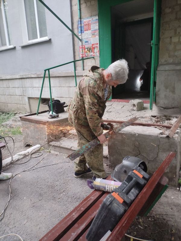 Коммунальные будни. Ремонт ступеней входа в подъезд многоквартирного дома — это важная задача, которая влияет на безопасность и комфорт жильцов Коммунальные будни. Ремонт ступеней входа в подъезд многоквартирного дома — это важная задача, которая влияет на безопасность и комфорт жильцов