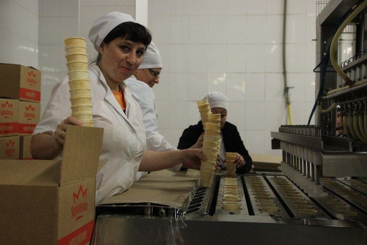 20 тысяч порций холодного лакомства в час и 15 тонн в сутки: В Луганске детям участников СВО показали, как делают мороженое