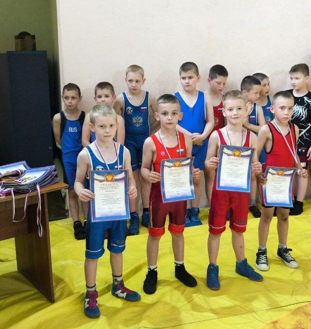 Борцы Краснодона пополнили свою копилки наград новыми достижениями Борцы Краснодона пополнили свою копилки наград новыми достижениями