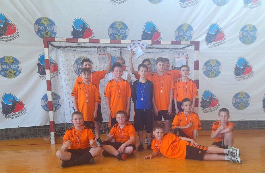 Спортсмены из Краснодона стали призерами турнира по гандболу в Брянке Спортсмены из Краснодона стали призерами турнира по гандболу в Брянке