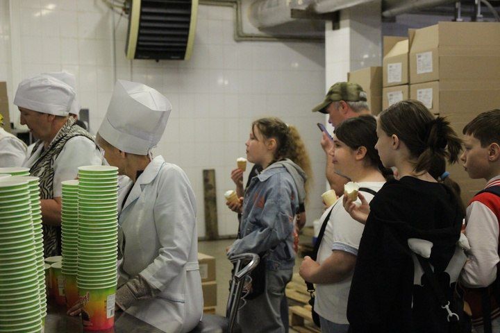 20 тысяч порций холодного лакомства в час и 15 тонн в сутки: В Луганске детям участников СВО показали, как делают мороженое 20 тысяч порций холодного лакомства в час и 15 тонн в сутки: В Луганске детям участников СВО показали, как делают мороженое