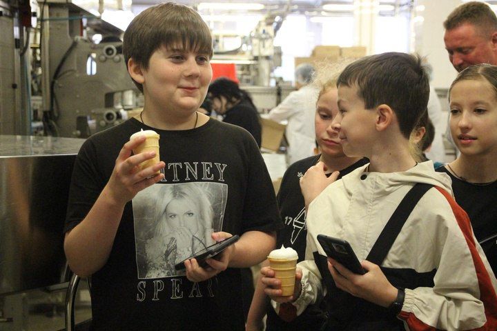 20 тысяч порций холодного лакомства в час и 15 тонн в сутки: В Луганске детям участников СВО показали, как делают мороженое 20 тысяч порций холодного лакомства в час и 15 тонн в сутки: В Луганске детям участников СВО показали, как делают мороженое