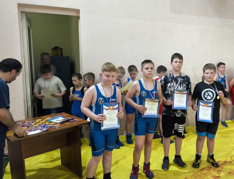 Борцы Краснодона пополнили свою копилки наград новыми достижениями