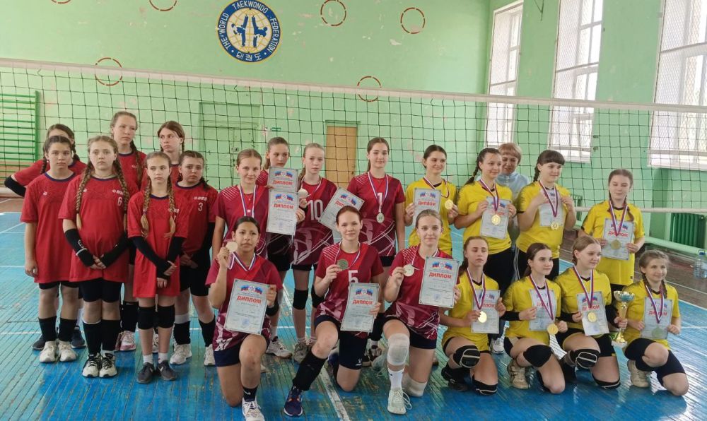 Алчевские волейболистки завоевали серебро в Первенстве ЛНР по волейболу