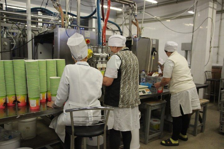 20 тысяч порций холодного лакомства в час и 15 тонн в сутки: В Луганске детям участников СВО показали, как делают мороженое 20 тысяч порций холодного лакомства в час и 15 тонн в сутки: В Луганске детям участников СВО показали, как делают мороженое