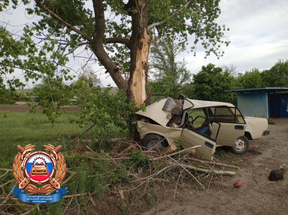 Сотрудники полиции разбираются в обстоятельствах автоаварии, унесшей жизнь 17-летней девушки