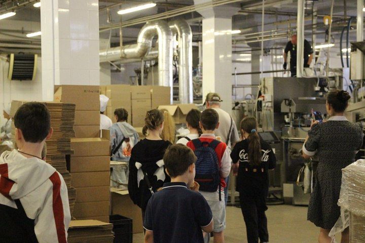 20 тысяч порций холодного лакомства в час и 15 тонн в сутки: В Луганске детям участников СВО показали, как делают мороженое 20 тысяч порций холодного лакомства в час и 15 тонн в сутки: В Луганске детям участников СВО показали, как делают мороженое