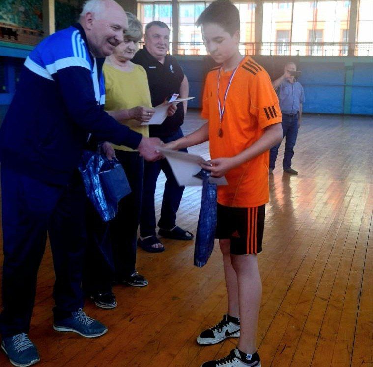 Спортсмены из Краснодона стали призерами турнира по гандболу в Брянке Спортсмены из Краснодона стали призерами турнира по гандболу в Брянке