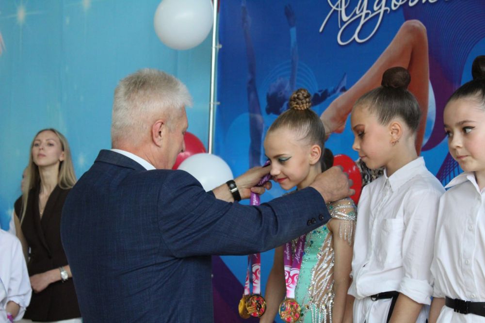 Сергей Козенко: Сегодня в стенах Краснодонской спортивной школы № 1 состоялась торжественная церемония открытия юбилейного турнира по художественной гимнастике, посвященного памяти Героев подпольной организации «Молодая... Сергей Козенко: Сегодня в стенах Краснодонской спортивной школы № 1 состоялась торжественная церемония открытия юбилейного турнира по художественной гимнастике, посвященного памяти Героев подпольной организации «Молодая...