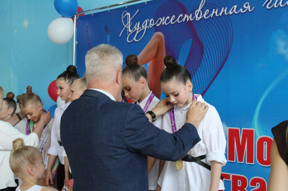 Сергей Козенко: Сегодня в стенах Краснодонской спортивной школы № 1 состоялась торжественная церемония открытия юбилейного турнира по художественной гимнастике, посвященного памяти Героев подпольной организации «Молодая... Сергей Козенко: Сегодня в стенах Краснодонской спортивной школы № 1 состоялась торжественная церемония открытия юбилейного турнира по художественной гимнастике, посвященного памяти Героев подпольной организации «Молодая...