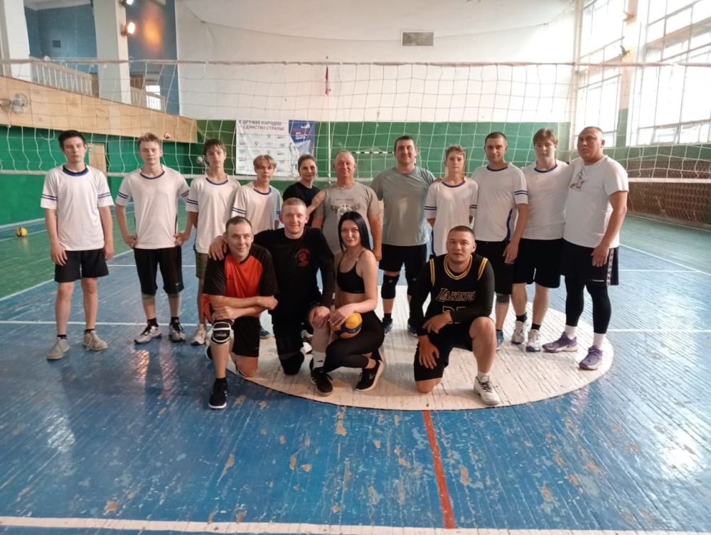 В спорткомплексе «Юбилейный» состоялась матчевая встреча по волейболу между В спорткомплексе «Юбилейный» состоялась матчевая встреча по волейболу между