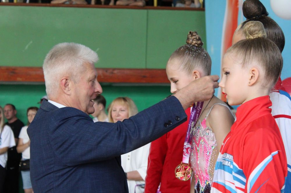 Сергей Козенко: Сегодня в стенах Краснодонской спортивной школы № 1 состоялась торжественная церемония открытия юбилейного турнира по художественной гимнастике, посвященного памяти Героев подпольной организации «Молодая... Сергей Козенко: Сегодня в стенах Краснодонской спортивной школы № 1 состоялась торжественная церемония открытия юбилейного турнира по художественной гимнастике, посвященного памяти Героев подпольной организации «Молодая...