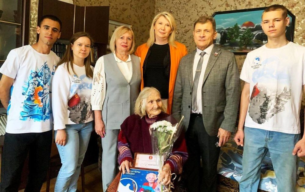 В Алчевске поздравили со 101-м днем рождения Евгению Сергеевну Решетову - человека-легенду и труженика тыла В Алчевске поздравили со 101-м днем рождения Евгению Сергеевну Решетову - человека-легенду и труженика тыла