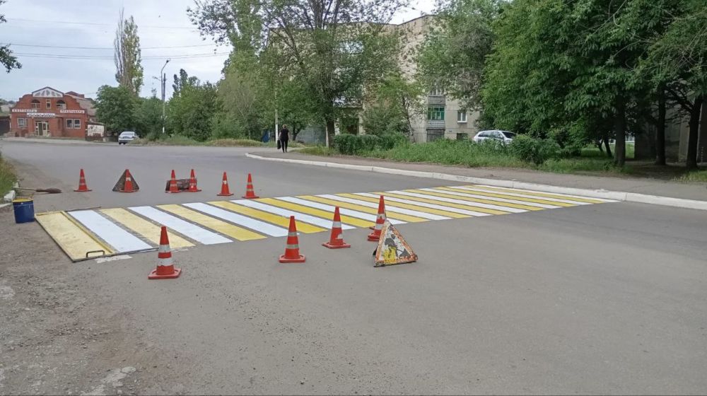 Дорожно-эксплуатационная служба продолжает работы по нанесению дорожной разметки Дорожно-эксплуатационная служба продолжает работы по нанесению дорожной разметки