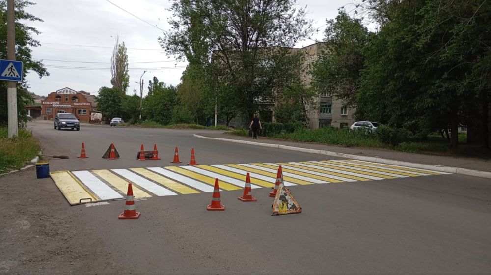 Дорожно-эксплуатационная служба продолжает работы по нанесению дорожной разметки Дорожно-эксплуатационная служба продолжает работы по нанесению дорожной разметки