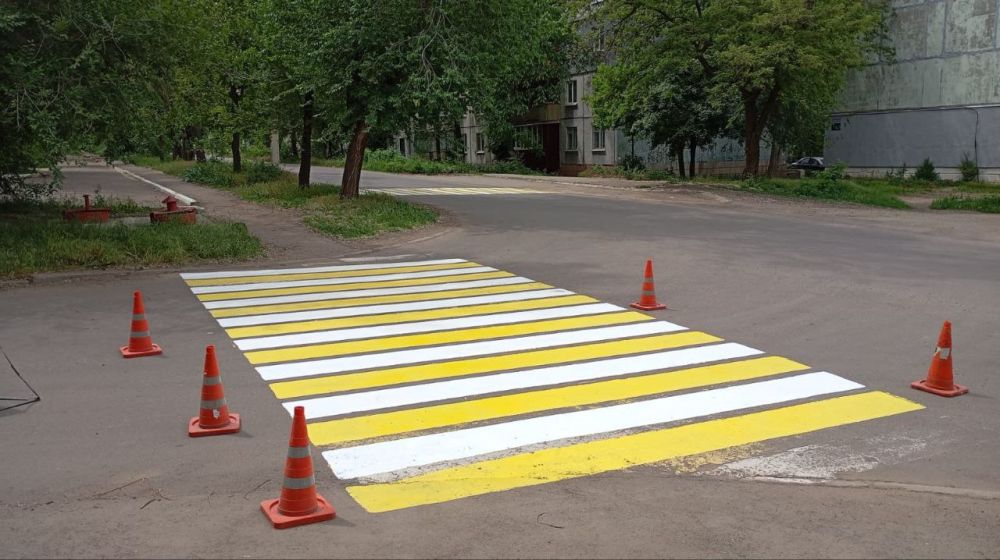 Дорожно-эксплуатационная служба продолжает работы по нанесению дорожной разметки Дорожно-эксплуатационная служба продолжает работы по нанесению дорожной разметки