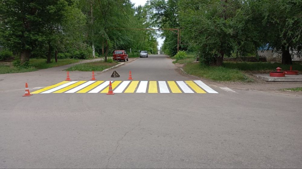 Дорожно-эксплуатационная служба продолжает работы по нанесению дорожной разметки Дорожно-эксплуатационная служба продолжает работы по нанесению дорожной разметки