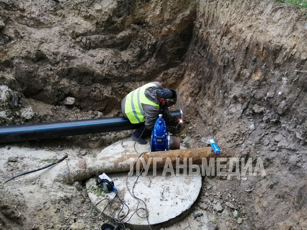 В Стаханове регион-шеф совместно с «Луганскводой» меняет аварийные участки водоводов В Стаханове регион-шеф совместно с «Луганскводой» меняет аварийные участки водоводов