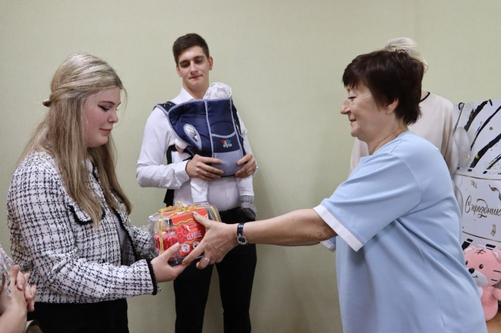 Семью Пантелейчук поздравили с Днём защиты детей в администрации Стаханова Семью Пантелейчук поздравили с Днём защиты детей в администрации Стаханова