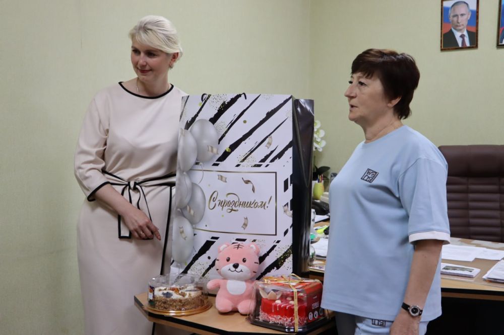 Семью Пантелейчук поздравили с Днём защиты детей в администрации Стаханова Семью Пантелейчук поздравили с Днём защиты детей в администрации Стаханова