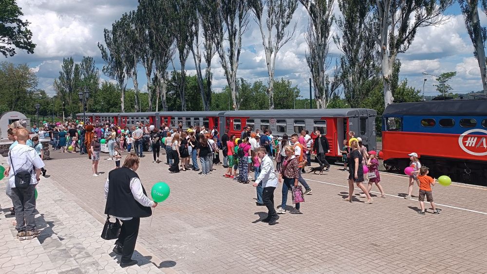 В Международный день защиты детей, 1 июня, на детской железной дороге Донецкого филиала ФГУП "ЖДН" прошел праздник, который подарил радость и незабываемые впечатления юным пассажирам В Международный день защиты детей, 1 июня, на детской железной дороге Донецкого филиала ФГУП "ЖДН" прошел праздник, который подарил радость и незабываемые впечатления юным пассажирам
