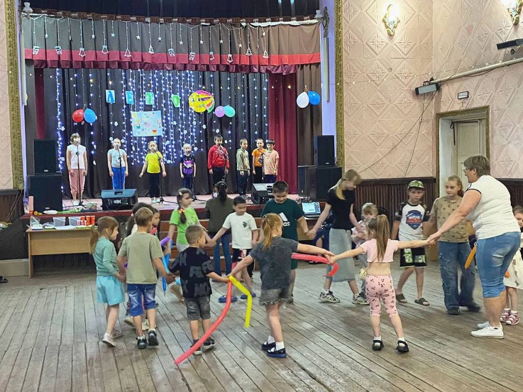 Сергей Колягин: Всю предпраздничную неделю творческий коллектив городского центра культуры и досуга «Заря» вместе с активистами местного отделения ВПП «Единая Россия» путешествовали по отдаленных населенным пунктам нашего... Сергей Колягин: Всю предпраздничную неделю творческий коллектив городского центра культуры и досуга «Заря» вместе с активистами местного отделения ВПП «Единая Россия» путешествовали по отдаленных населенным пунктам нашего...