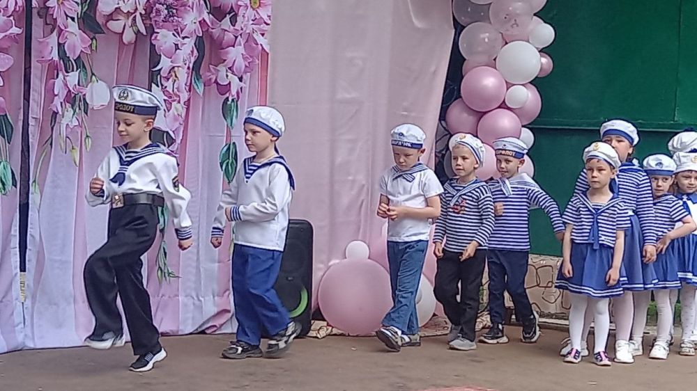 В честь Международного дня защиты детей Председатель Совета Краснодонского муниципального округа, секретарь местного отделения партии Единая Россия" Владимир Шавлай принял участие в праздничных мероприятиях, посвященных... В честь Международного дня защиты детей Председатель Совета Краснодонского муниципального округа, секретарь местного отделения партии Единая Россия" Владимир Шавлай принял участие в праздничных мероприятиях, посвященных...