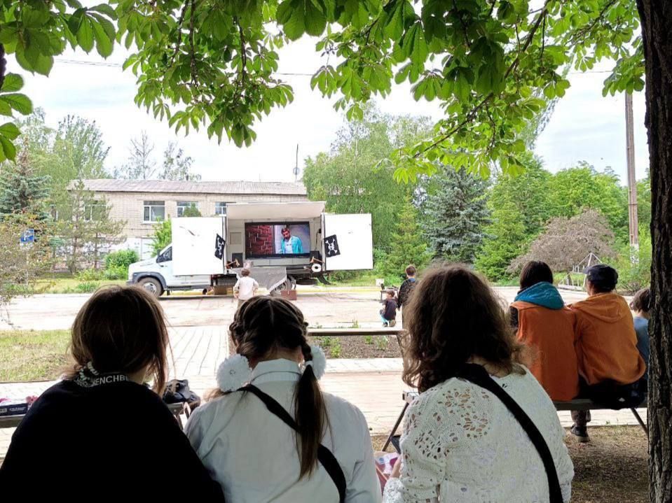 Сергей Колягин: Всю предпраздничную неделю творческий коллектив городского центра культуры и досуга «Заря» вместе с активистами местного отделения ВПП «Единая Россия» путешествовали по отдаленных населенным пунктам нашего... Сергей Колягин: Всю предпраздничную неделю творческий коллектив городского центра культуры и досуга «Заря» вместе с активистами местного отделения ВПП «Единая Россия» путешествовали по отдаленных населенным пунктам нашего...