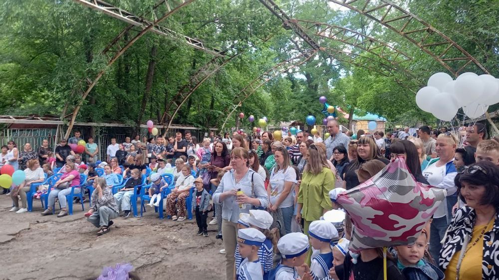 В честь Международного дня защиты детей Председатель Совета Краснодонского муниципального округа, секретарь местного отделения партии Единая Россия" Владимир Шавлай принял участие в праздничных мероприятиях, посвященных... В честь Международного дня защиты детей Председатель Совета Краснодонского муниципального округа, секретарь местного отделения партии Единая Россия" Владимир Шавлай принял участие в праздничных мероприятиях, посвященных...