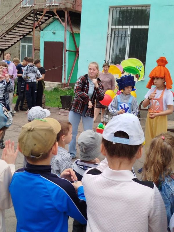 Воспитанники СП "Детский дом" Перевальской школы-интерната посетили Детско-юношеский центр, который подарил маленьким жителям Страны Детства праздник Воспитанники СП "Детский дом" Перевальской школы-интерната посетили Детско-юношеский центр, который подарил маленьким жителям Страны Детства праздник