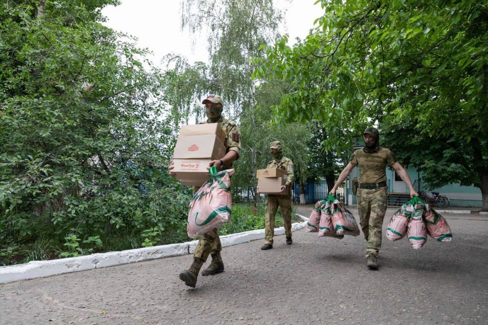 Росгвардейцы передали подарки в один из родильных домов ЛНР Росгвардейцы передали подарки в один из родильных домов ЛНР