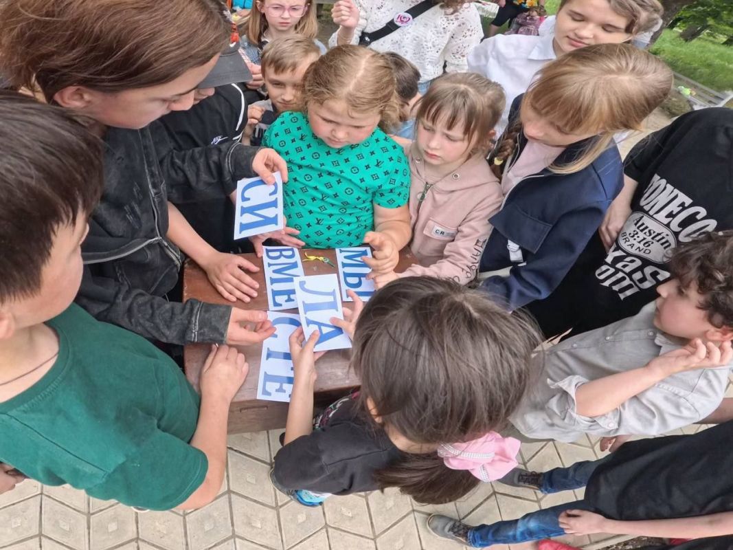 Сергей Колягин: Всю предпраздничную неделю творческий коллектив городского центра культуры и досуга «Заря» вместе с активистами местного отделения ВПП «Единая Россия» путешествовали по отдаленных населенным пунктам нашего... Сергей Колягин: Всю предпраздничную неделю творческий коллектив городского центра культуры и досуга «Заря» вместе с активистами местного отделения ВПП «Единая Россия» путешествовали по отдаленных населенным пунктам нашего...