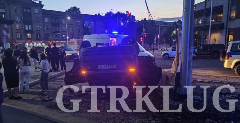 Жёсткое ДТП произошло в центре Луганска у кинотеатра "Русь" Жёсткое ДТП произошло в центре Луганска у кинотеатра "Русь"
