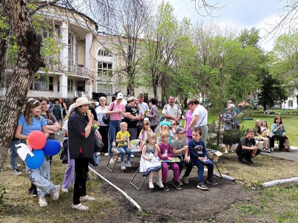 Сергей Колягин: Всю предпраздничную неделю творческий коллектив городского центра культуры и досуга «Заря» вместе с активистами местного отделения ВПП «Единая Россия» путешествовали по отдаленных населенным пунктам нашего... Сергей Колягин: Всю предпраздничную неделю творческий коллектив городского центра культуры и досуга «Заря» вместе с активистами местного отделения ВПП «Единая Россия» путешествовали по отдаленных населенным пунктам нашего...