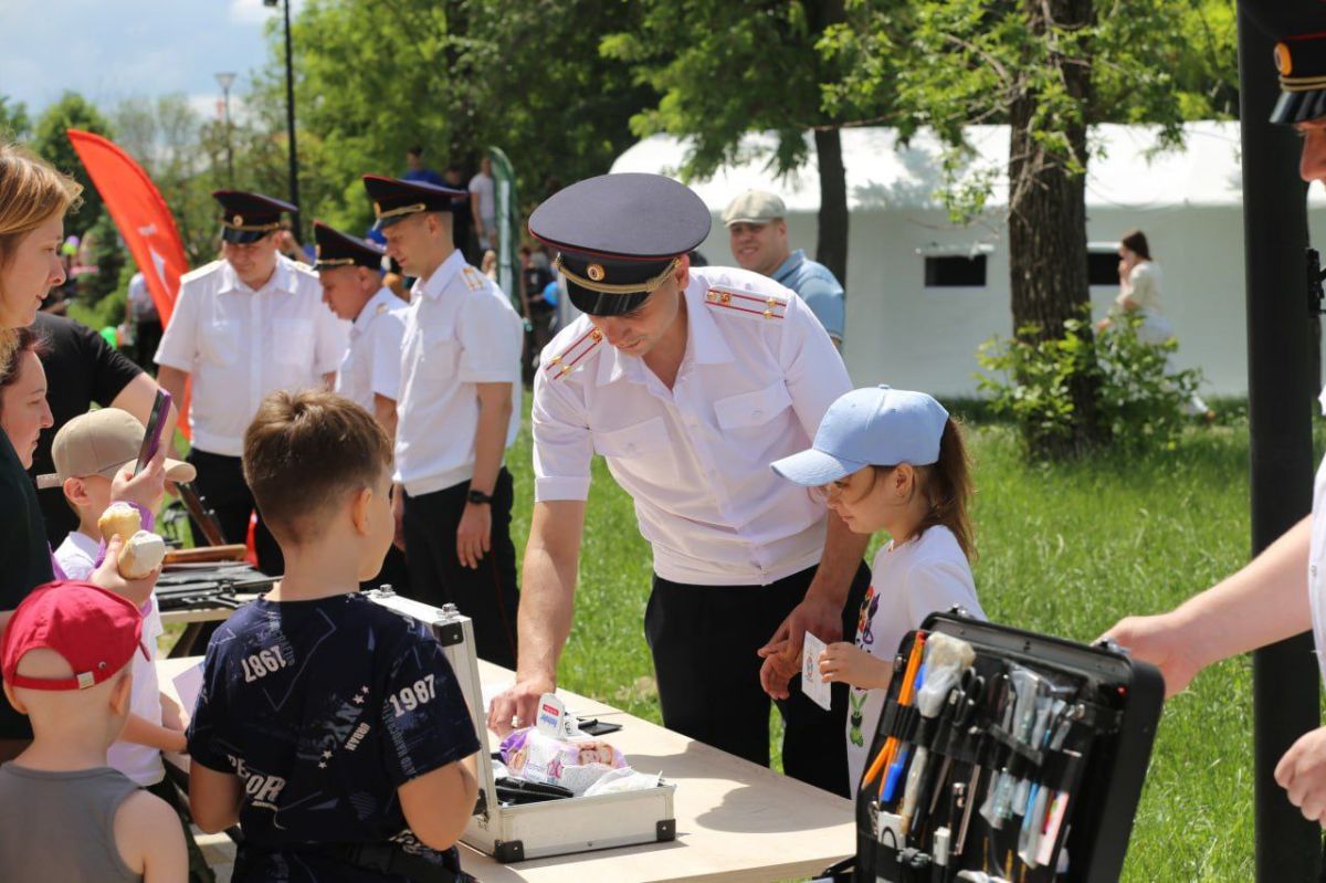Луганские полицейские презентовали несколько экспозиций на фестивале Движения Первых в День защиты детей Луганские полицейские презентовали несколько экспозиций на фестивале Движения Первых в День защиты детей