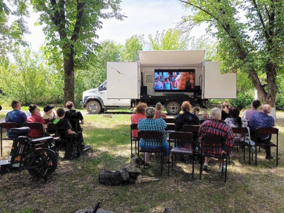 Сергей Колягин: Всю предпраздничную неделю творческий коллектив городского центра культуры и досуга «Заря» вместе с активистами местного отделения ВПП «Единая Россия» путешествовали по отдаленных населенным пунктам нашего... Сергей Колягин: Всю предпраздничную неделю творческий коллектив городского центра культуры и досуга «Заря» вместе с активистами местного отделения ВПП «Единая Россия» путешествовали по отдаленных населенным пунктам нашего...