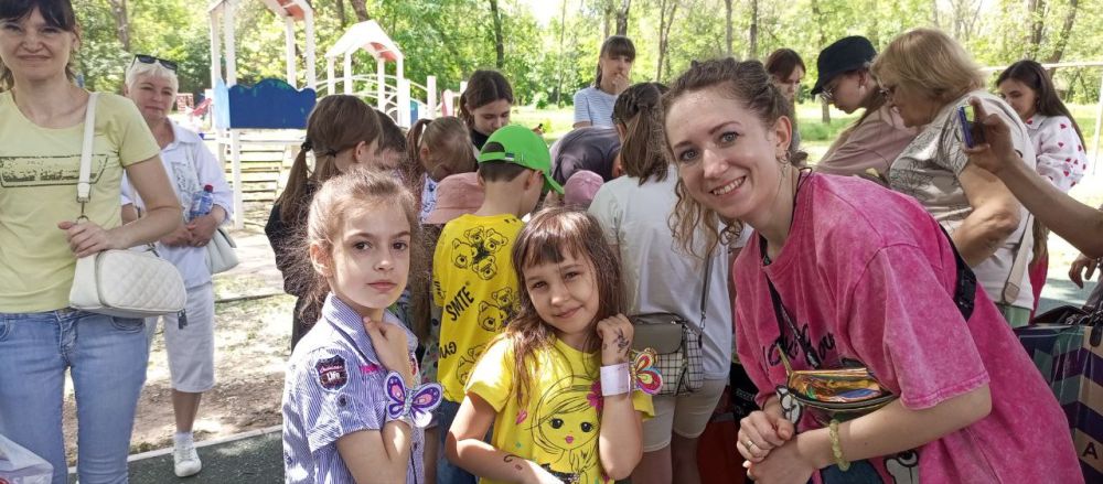 В Международный день защиты детей в парке культуры и отдыха имени Победы прошла программа для алчевской детворы, в которой были В Международный день защиты детей в парке культуры и отдыха имени Победы прошла программа для алчевской детворы, в которой были