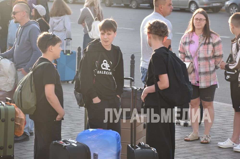 136 школьников Краснодонского муниципального округа отправились на оздоровление в Крым 136 школьников Краснодонского муниципального округа отправились на оздоровление в Крым