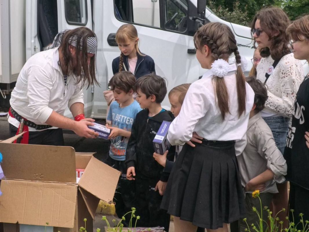 Сергей Колягин: Всю предпраздничную неделю творческий коллектив городского центра культуры и досуга «Заря» вместе с активистами местного отделения ВПП «Единая Россия» путешествовали по отдаленных населенным пунктам нашего... Сергей Колягин: Всю предпраздничную неделю творческий коллектив городского центра культуры и досуга «Заря» вместе с активистами местного отделения ВПП «Единая Россия» путешествовали по отдаленных населенным пунктам нашего...