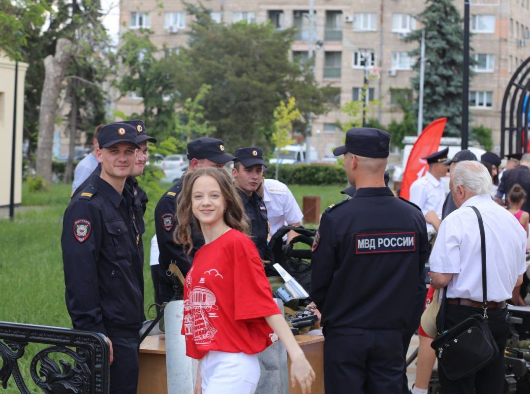 Луганские полицейские презентовали несколько экспозиций на фестивале Движения Первых в День защиты детей Луганские полицейские презентовали несколько экспозиций на фестивале Движения Первых в День защиты детей