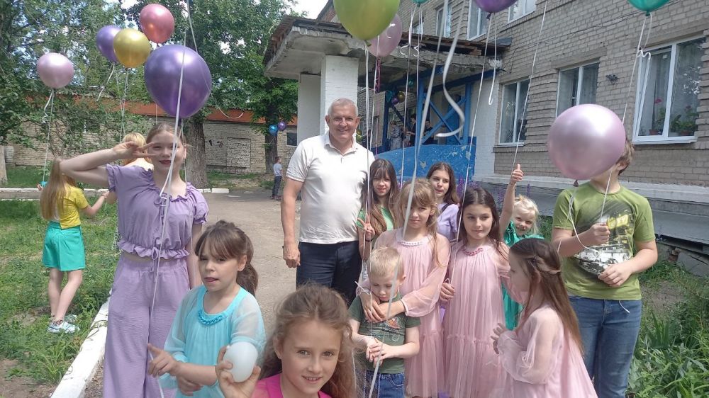 В честь Международного дня защиты детей Председатель Совета Краснодонского муниципального округа, секретарь местного отделения партии Единая Россия" Владимир Шавлай принял участие в праздничных мероприятиях, посвященных... В честь Международного дня защиты детей Председатель Совета Краснодонского муниципального округа, секретарь местного отделения партии Единая Россия" Владимир Шавлай принял участие в праздничных мероприятиях, посвященных...