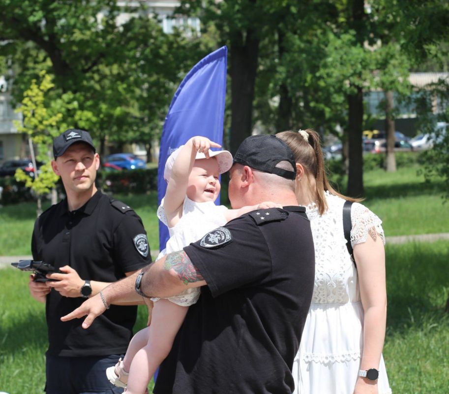 Луганские полицейские презентовали несколько экспозиций на фестивале Движения Первых в День защиты детей Луганские полицейские презентовали несколько экспозиций на фестивале Движения Первых в День защиты детей